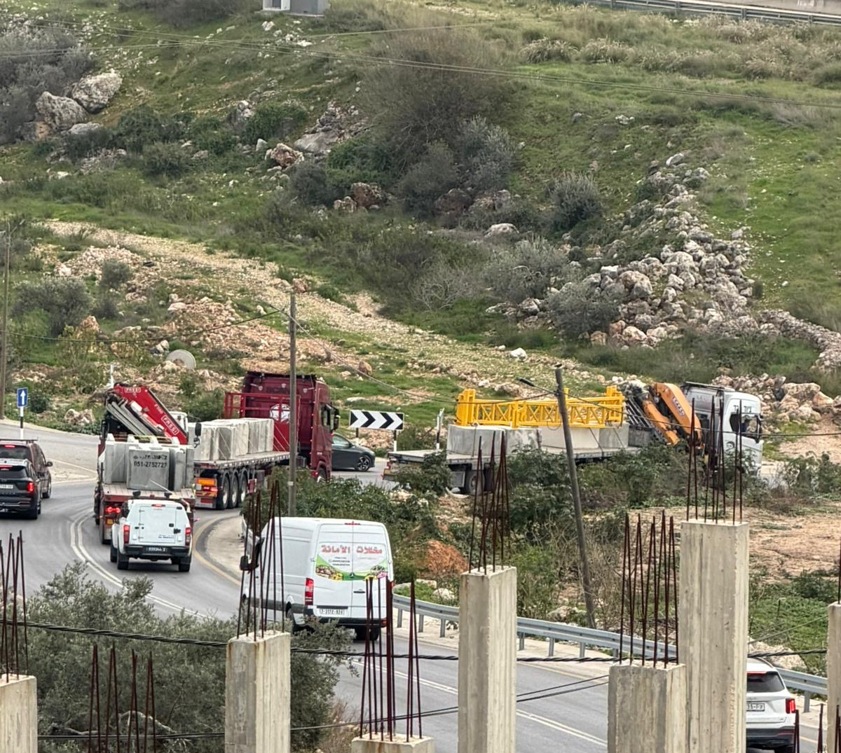 الاحتلال ينصب بوابة حديدية قرب جسر الزاوية بسلفيت